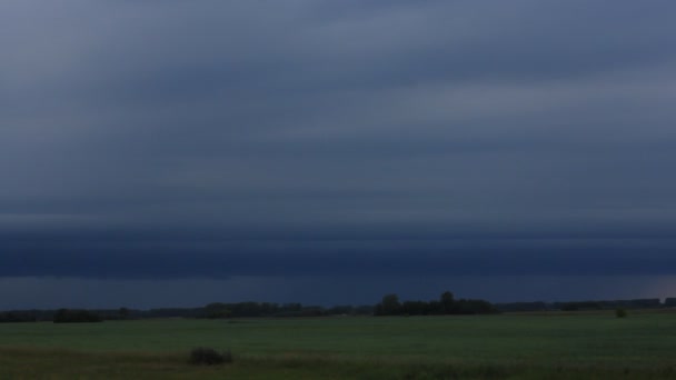 Schimbări meteorologice subțiri, fulgere, ploi dușuri — Videoclip de stoc