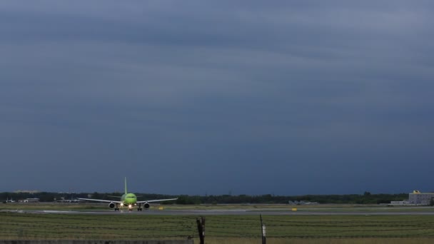 NOVOSIBIRSK - 25 JUILLET : Aéroport de Novosibirsk Tolmachevo en soirée d'été. Changement de temps, éclairs, averses de pluie. 25 juillet 2015 à Novossibirsk Russie — Video