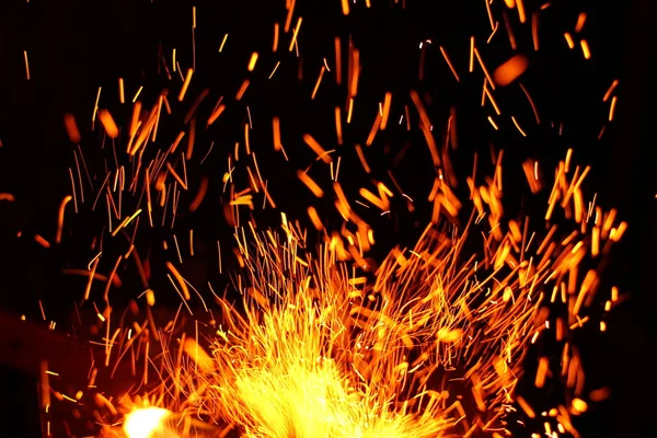 Textura de tormenta de fuego. Luces Bokeh sobre fondo negro, disparo de chispas de fuego volando en el aire — Foto de Stock