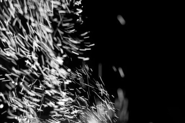 Kar fırtınası doku. Siyah arka plan, ışıkları bokeh vurdu kar taneleri havada uçan