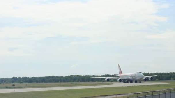 NOVOSIBIRSK - JULHO 11 Boeing 747-8f (LX-VCL) de companhias aéreas Cargolux taxiando a partir da pista no aeroporto Novosibirsk Tolmachevo. 11 de julho de 2015 em Novosibirsk Rússia — Vídeo de Stock