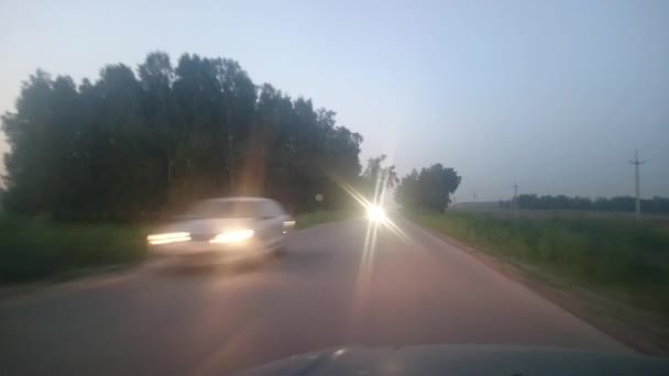 Besturen van een auto op een landweg - Pov - oogpunt front - voorruit. Avond. — Stockvideo