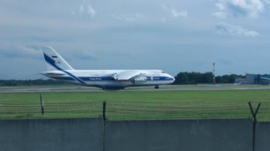 Novosibirsk - 12 Haziran 2015: Volga-Dnepr Havayolları Antonov An-124-100 Ruslan (Ra-82045) envanterimde pist 25 almak için kapalı Novosibirsk Tolmachevo Havaalanı. 12 Haziran 2015 Novosibirsk Rusya'da