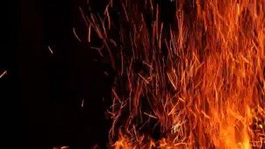 Yangının neden olduğu fırtına doku. Bokeh ışık siyah arka plan üzerine, havada uçan ateş çekim kıvılcım