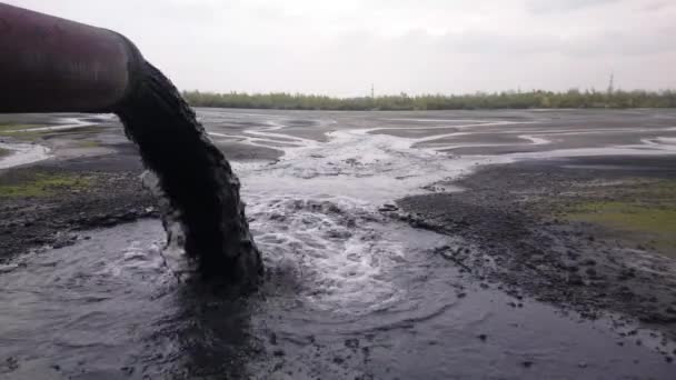 Tubes industriels rejetant des déchets liquides — Video