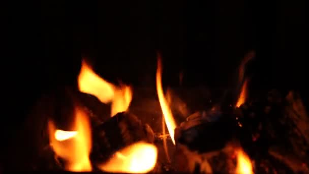 불 기둥 텍스처입니다. 검은 배경 Bokeh 조명, 화재 비행의 총 공기에 불꽃 — 비디오