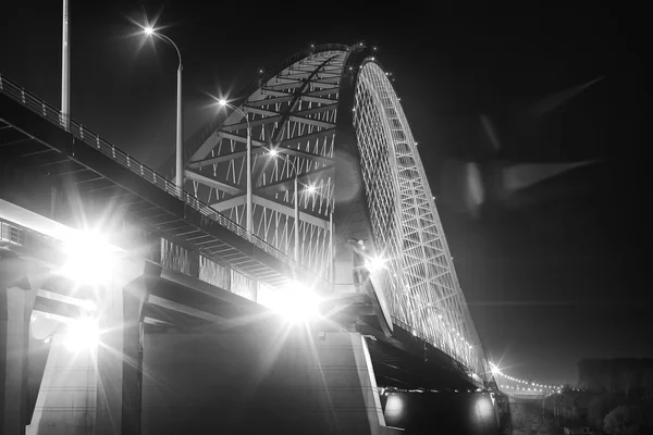 NOVOSIBIRSK, RUSSIA - 08 MAGGIO 2015: Traffico sulla moderna autostrada attraverso il nuovo ponte Bugrinsky di notte, Novosibirsk, Russia — Foto Stock