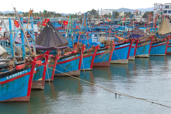 NHA TRANG, VIETNAM - FEBRUARY 11: Several Fishing boats with red flags in marina. Song Cai Embankment, February 11, 2014, Nha Trang, Vietnam. — Stock Photo, Image