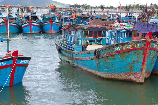 Nha Trang, Vietnam - 11 februari: Verschillende vissersboten met rode vlaggen in marina. Song Cai Embankment, 11 februari 2014, Nha Trang, Vietnam. — Stockfoto