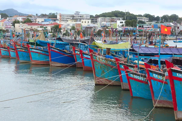 Nha Trang, Vietnam - 11 februari: Verschillende vissersboten met rode vlaggen in marina. Song Cai Embankment, 11 februari 2014, Nha Trang, Vietnam. — Stockfoto