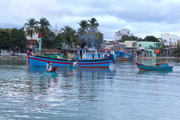 Nha Trang, Vietnam - 11 februari: Verschillende vissersboten met rode vlaggen in marina. Song Cai Embankment, 11 februari 2014, Nha Trang, Vietnam. — Stockfoto