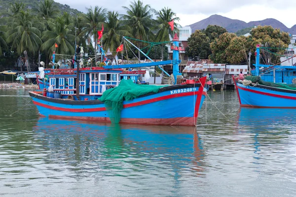 Nha Trang, Vietnam - 11 februari: Verschillende vissersboten met rode vlaggen in marina. Song Cai Embankment, 11 februari 2014, Nha Trang, Vietnam. — Stockfoto