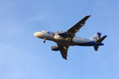 Novosibirsk - Ekim 08: Güzel yolcu Airbus A319 (Vq-Btz), Ural açılış Tolmachevo Havaalanı ve arka plan mavi gökyüzü hava yolları. 08 Ekim 2015 Novosibirsk Rusya
