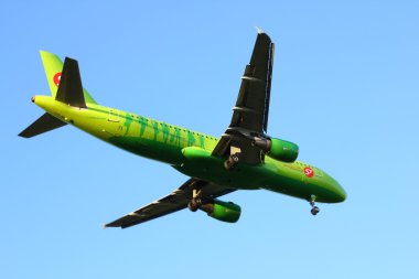 Novosibirsk - Ağustos 09: Airbus A320 S7 havayolu yaklaşımın Novosibirsk Tolmachevo Havaalanı'nda. Sabah mavi gökyüzü arka plan üzerinde açılış. 09 Ağustos 2015 yılında Novosibirsk Rusya Federasyonu