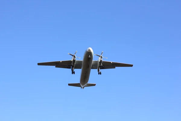 NOVOSIBIRSK - OCT. 08: Katekavia Antonov An-24 (RA-46604) aterragem no Aeroporto Internacional Novosibirsk Tolmachevo. Outubro 08, 2015 Novosibirsk Rússia — Fotografia de Stock