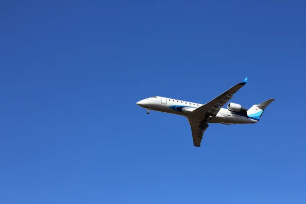 NOVOSIBIRSK - OCT. 08: Bombardier CRJ-200 das companhias aéreas Yamal no aeroporto Novosibirsk Tolmachevo. CRJ200 são aviões regionais da família fabricados pela Bombardier. 08 de outubro de 2015 em Novosibirsk Rússia — Fotografia de Stock