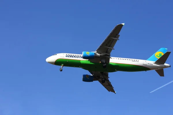 NOVOSIBIRSK - 08 OCTUBRE: Airbus A320 (UK32019) de Uzbekistan Airways aterrizando en el aeropuerto Novosibirsk Tolmachevo. Uzbekistan Airways es la aerolínea nacional de Uzbekistán. octubre 08, 2015 Novosibirsk Rusia —  Fotos de Stock