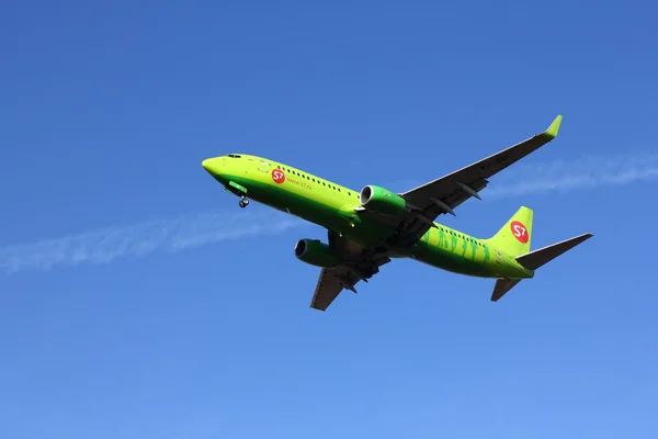 NOVOSIBIRSK - 08 OCTUBRE: Boeing 737-800 de las aerolíneas S7 en el aeropuerto Novosibirsk Tolmachevo aterrizaje matutino cielo azul. octubre 08, 2015 en Novosibirsk Rusia — Foto de Stock