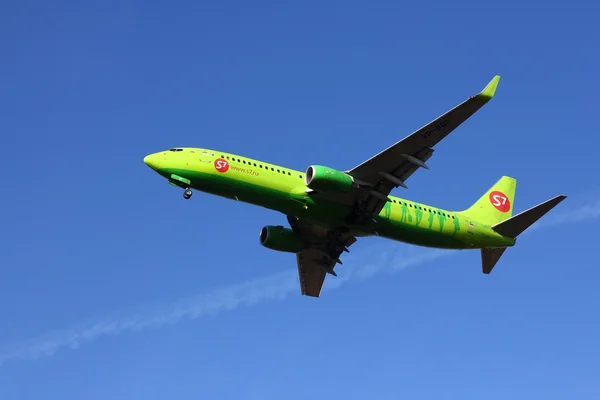 NOVOSIBIRSK - 08 OCTUBRE: Boeing 737-800 de las aerolíneas S7 en el aeropuerto Novosibirsk Tolmachevo aterrizaje matutino cielo azul. octubre 08, 2015 en Novosibirsk Rusia — Foto de Stock