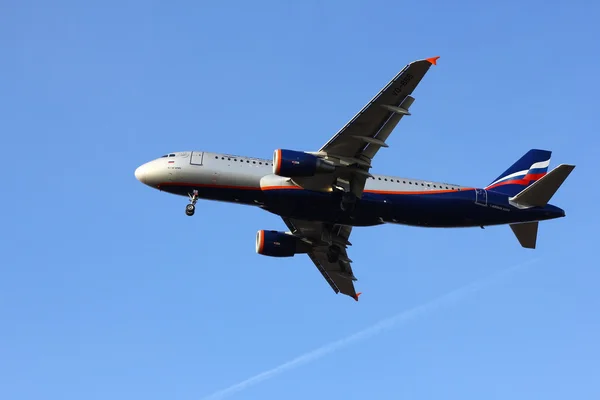 NOVOSIBIRSK - OCT. 08: Airbus A320 Aeroflot no Aeroporto Novosibirsk Tolmachevo. Aeroflot companhia aérea fundadora da segunda maior aliança aérea do mundo Skyteam. 08 de outubro de 2015 em Novosibirsk Rússia — Fotografia de Stock