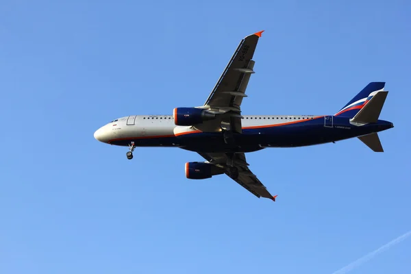 NOVOSIBIRSK - OCT. 08: Airbus A320 Aeroflot no Aeroporto Novosibirsk Tolmachevo. Aeroflot companhia aérea fundadora da segunda maior aliança aérea do mundo Skyteam. 08 de outubro de 2015 em Novosibirsk Rússia — Fotografia de Stock