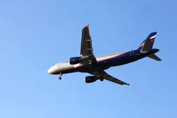 Novosibirsk - Ekim 08: Airbus A320 Aeroflot Novosibirsk Tolmachevo Havaalanı'nda. Aeroflot kurucu dünyanın 2 en büyük havayolu ittifakı Skyteam havayolu. 08 Ekim 2015 Novosibirsk Rusya'da — Stok fotoğraf