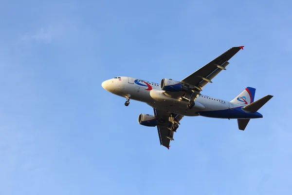 Novosibirsk - okt 08: Vackra passagerare Airbus A319 (Vq-Btz), Ural Airlines landar på Tolmatjovo flygplats och bakgrunden blå himlen. 08 oktober, 2015 Novosibirsk Ryssland — Stockfoto