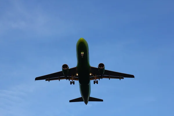 Novosibirsk - Ekim 08: Airbus A320 S7 Airlines Novosibirsk Tolmachevo Havaalanı'nda. S7 Dünya'nın 3nd en büyük havayolu ittifakı - Oneworld kurucu havayolu şirketidir. 08 Ekim 2015 Novosibirsk Rusya — Stok fotoğraf