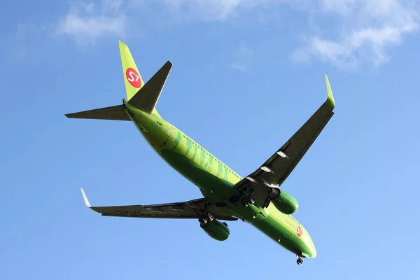 NOVOSIBIRSK - 08 de agosto: Boeing 737-800 de la aerolínea S7 aterriza en el aeropuerto Novosibirsk Tolmachevo. 08 de agosto 2015 en Novosibirsk Rusia — Foto de Stock