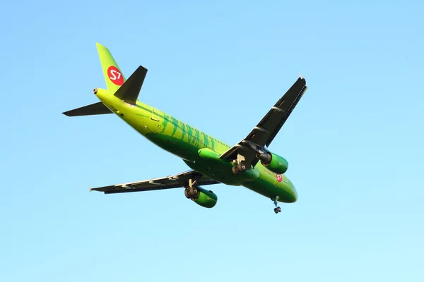 Nowosibirsk - august 09: airbus a320 von s7 fluggesellschaften im anflug auf nowosibirsk tolmachevo flughafen. Morgenlandung auf blauem Himmel. 9. august 2015 in nowosibirsk russland — Stockfoto