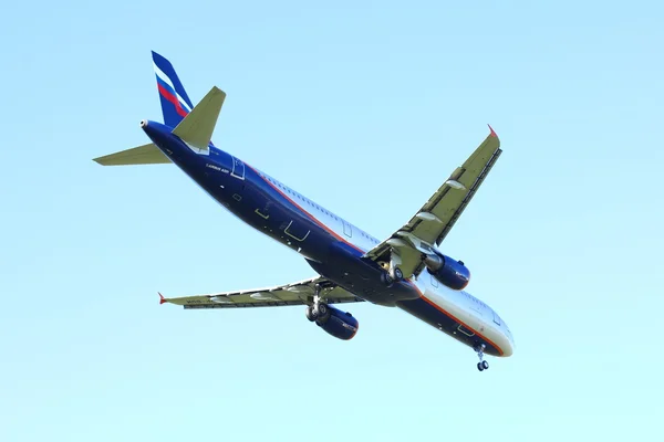 NOVOSIBIRSK - AGOSTO 09: Airbus A321 Aeroflot no Aeroporto Novosibirsk Tolmachevo. Aeroflot companhia aérea fundadora da segunda maior aliança aérea do mundo Skyteam. 09 de agosto de 2015 em Novosibirsk Rússia — Fotografia de Stock