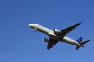 Novosibirsk - Ekim 09: Air Astana Embraer 190 P4-Kch Novosibirsk Tolmachevo havaalanına iniş. 09 Ekim 2015 Novosibirsk Rusya