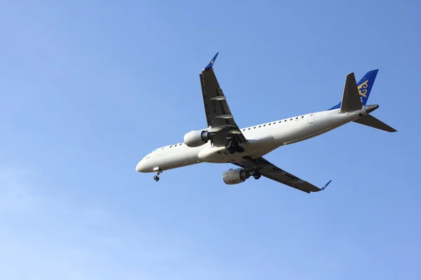 Nowosybirsk - październik 09: Air Astana Embraer 190 P4-Kch lądujący w Nowosybirsku lotniska Tolmachevo. 09 października 2015 Nowosibirsk Rosja — Zdjęcie stockowe