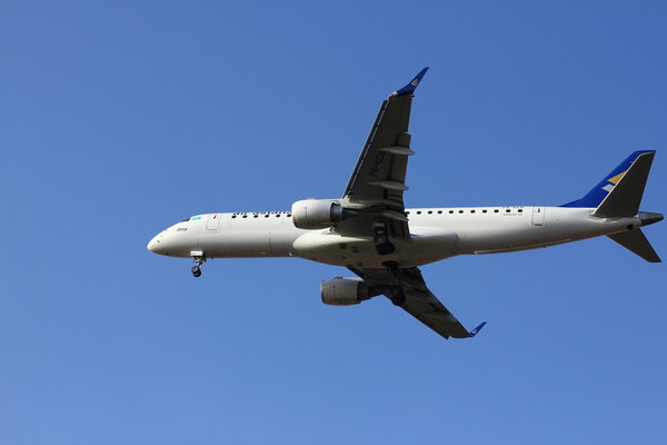 НОВОСИБИРСК - ОКТЯБРЬ. 09: 00 Самолет Embraer 190 P4-KCH авиакомпании Air Astana приземлился в новосибирском аэропорту Толмачево. 9 октября 2015 г. Новосибирск Россия
