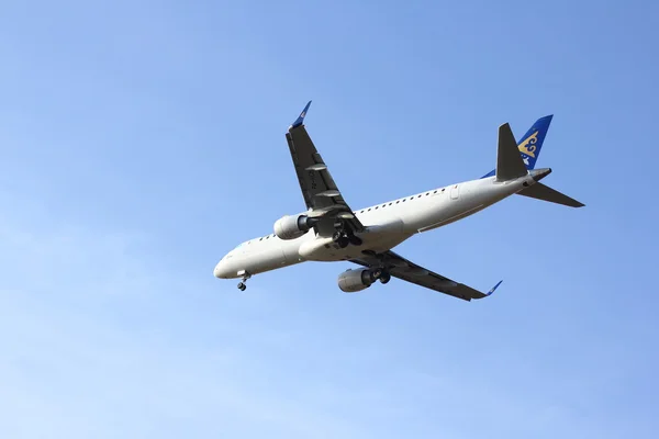 NOVOSIBIRSK - 09 ottobre: Air Astana Embraer 190 P4-KCH atterra all'aeroporto di Novosibirsk Tolmachevo. 09 ottobre 2015 Novosibirsk Russia — Foto Stock