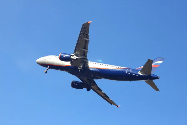 NOVOSIBIRSK - OCT 10: Airbus A320 Aeroflot no Aeroporto Novosibirsk Tolmachevo. Aeroflot companhia aérea fundadora da segunda maior aliança aérea do mundo Skyteam. Outubro 10, 2015 em Novosibirsk Rússia — Fotografia de Stock