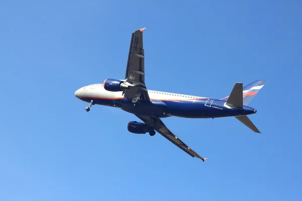 Nowosibirsk - 10.10.: Airbus a320 aeroflot auf dem Flughafen Nowosibirsk Tolmachevo. aeroflot gründet Airline der zweitgrößten Airline-Allianz der Welt. 10. oktober 2015 in nowosibirsk russland — Stockfoto