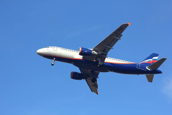 NOVOSIBIRSK - 10 ottobre: Airbus A320 Aeroflot all'aeroporto di Novosibirsk Tolmachevo. Aeroflot è la compagnia aerea fondatrice della seconda alleanza aerea più grande del mondo Skyteam. 10 ottobre 2015 a Novosibirsk Russia — Foto Stock