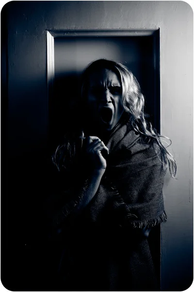 Zombies schreeuwen halloween concept, make-up meisje zonder ogen. Jonge blonde verschrikkelijke vrouw — Stockfoto