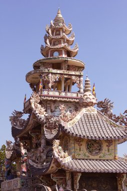 Linh Phuoc Pagoda mozaik tarzı parçaları cam, seramik ve porselen mavi gökyüzü arka planda Vietnam Da Lat City (Dalat) üzerinden. Da Lat Asya'nın popüler bir turistik yer.
