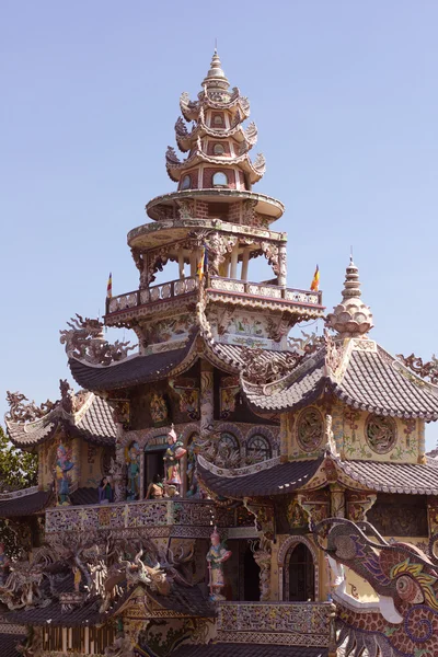 The Linh Phuoc Pagoda in mosaic style from shards of glass, pottery and porcelain in Da Lat city (Dalat) on the blue sky background in Vietnam. Da Lat is a popular tourist destination of Asia. — Stock Photo, Image