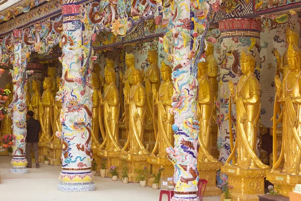 La pagoda Linh Phuoc en estilo mosaico de fragmentos de vidrio, cerámica y porcelana en la ciudad de Da Lat (Dalat) en el fondo del cielo azul en Vietnam. Da Lat es un popular destino turístico de Asia . —  Fotos de Stock