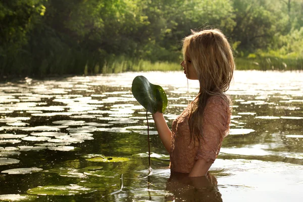 Junge Schönheit entspannt am Ufer des Flusses — Stockfoto