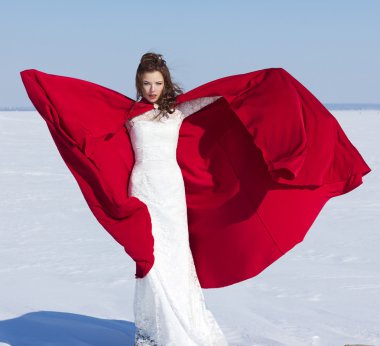 Kadın beyaz elbise kumaş uçan kırmızı ile sallayarak