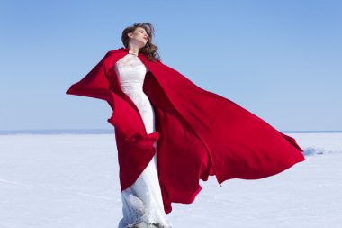 Kadın beyaz elbise kumaş uçan kırmızı ile sallayarak