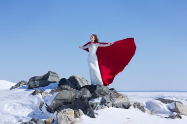 Kadın beyaz elbise kumaş uçan kırmızı ile sallayarak