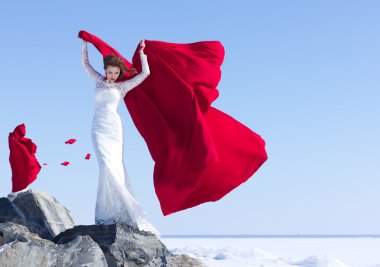 Kadın beyaz elbise kumaş uçan kırmızı ile sallayarak