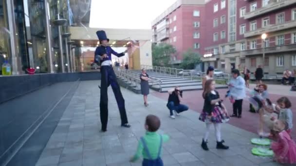 Novosibirsk, Ryssland - 16 maj 2015: Street performer att göra stora såpbubblor för barn att jaga, skjuten i 4 k upplösning, den 16 maj 2015 i natt av museerna, Novosibirsk, Ryssland. — Stockvideo