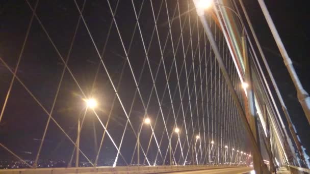 NOVOSIBIRSK, RUSIA - 14 DE MARZO DE 2015: Tráfico en la autopista moderna a través del nuevo puente Bugrinsky en la noche nevada, Novosibirsk, Rusia — Vídeo de stock