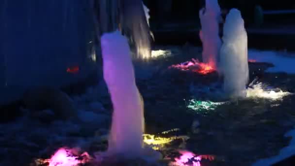 Schöner bunter Brunnen in der Nacht — Stockvideo